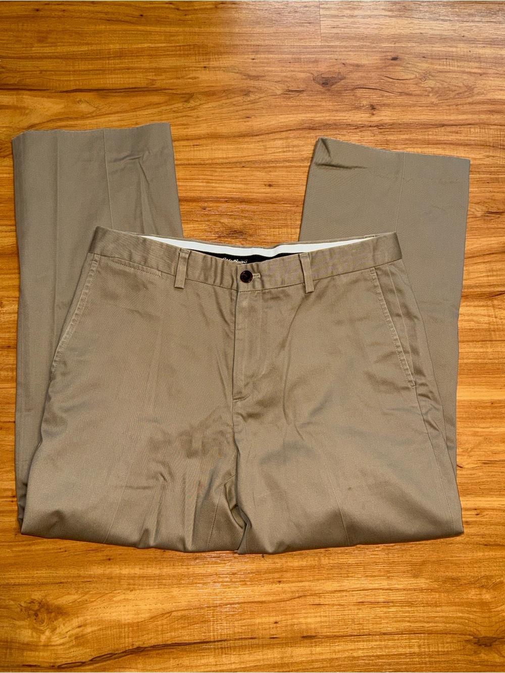 Eddie Bauer wrinkle resistant classic fit men’s khaki pants - size 34x32